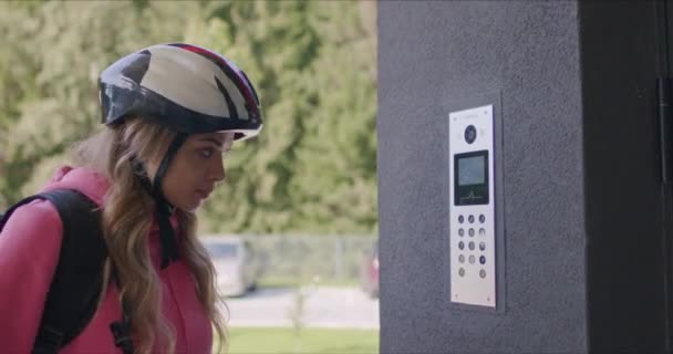 Food delivery courier calls intercom — Stock Video