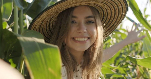 Glücklich lächelndes Mädchen mit Hut — Stockfoto