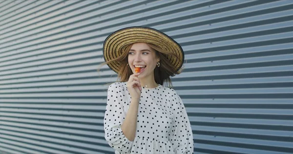 Glad leende flicka med hatt — Stockfoto