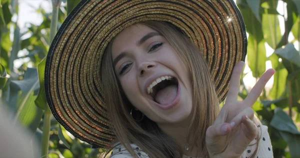 Feliz chica sonriente con sombrero —  Fotos de Stock