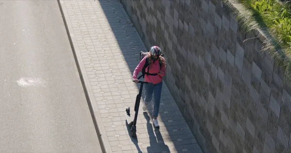 Entrega de comida rápida courier paseos scooter eléctrico — Foto de Stock