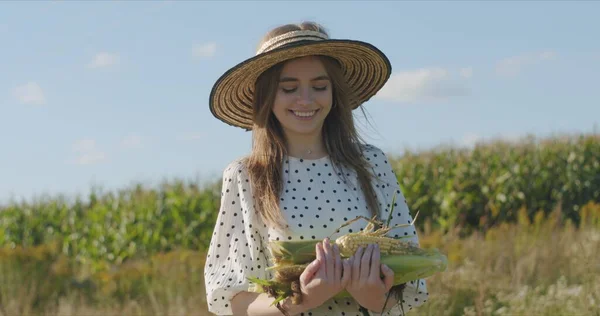 Glad leende flicka med hatt — Stockfoto