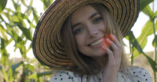 Happy tersenyum gadis dengan topi — Stok Foto