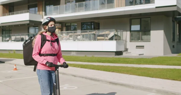 Fast food koerier rijdt elektrische scooter — Stockfoto