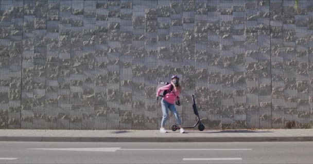 Курьер доставляет еду на скутере — стоковое видео
