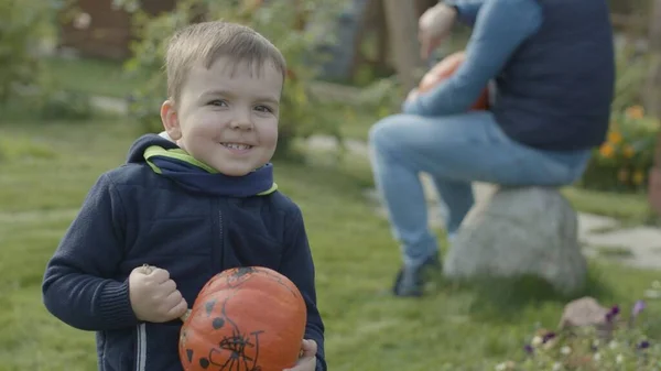 Ritratto di bambino con zucca per Halloween — Foto Stock