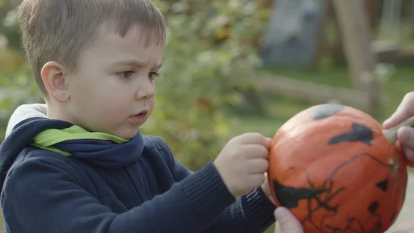 ハロウィンのためのカボチャと男の子の肖像 — ストック写真