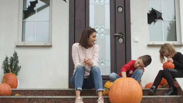 Familia se está preparando para Halloween —  Fotos de Stock