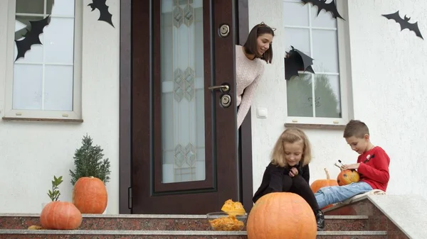 La famiglia si sta preparando per Halloween — Foto Stock