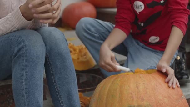 Família está se preparando para o Halloween — Vídeo de Stock