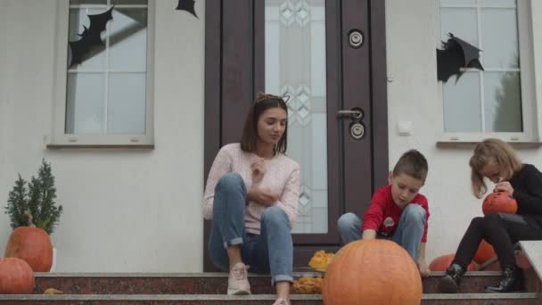 Familjen gör sig redo för Halloween — Stockvideo