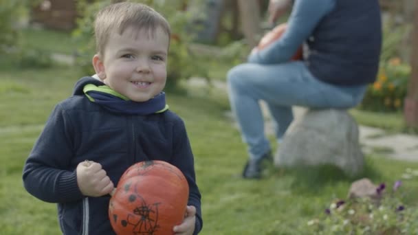 Portrét malého chlapce s dýní na Halloween — Stock video