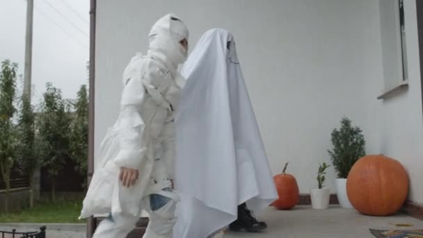 Двоє дітей в холодних костюмах Хеллоуїна — стокове відео