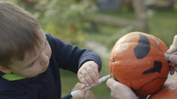 Portret van kleine jongen met pompoen voor Halloween — Stockfoto