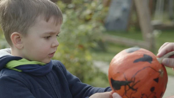 ハロウィンのためのカボチャと男の子の肖像 — ストック写真