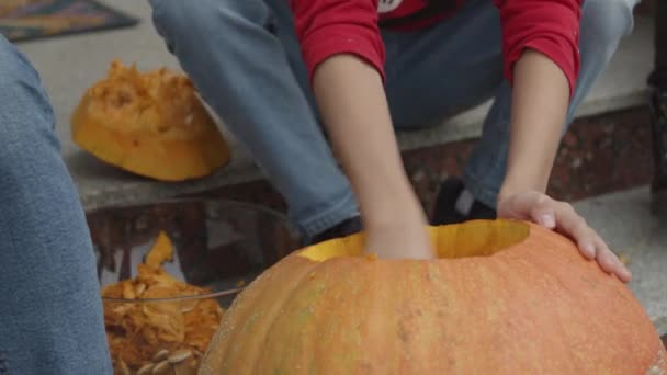 Familjen gör sig redo för Halloween — Stockvideo