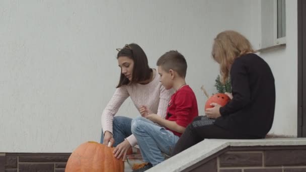 Família está se preparando para o Halloween — Vídeo de Stock