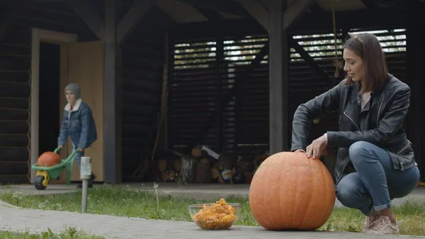 Familia preparándose para Halloween —  Fotos de Stock