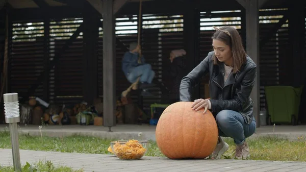 ハロウィーンの準備家族 — ストック写真