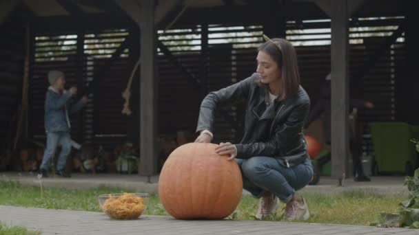 Family preparing for halloween — Stock Video