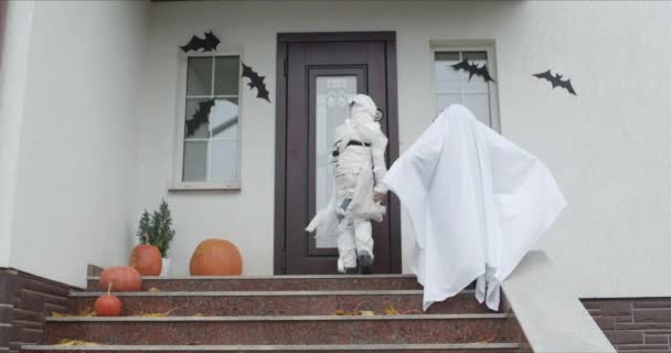 Dwójka dzieci w fajnych kostiumach na Halloween — Wideo stockowe