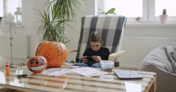 Niño juega juegos en un teléfono móvil. —  Fotos de Stock