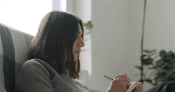 Mujer de raza mixta trabajando desde casa — Foto de Stock