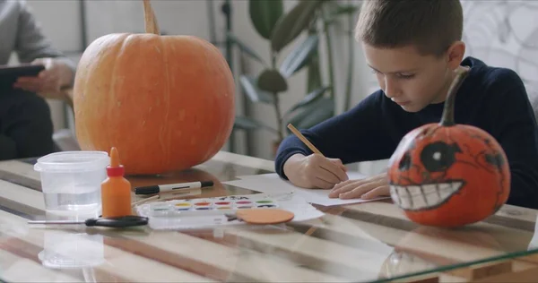 Disegno per bambini con matite durante la quarantena a casa — Foto Stock