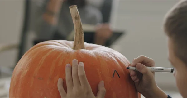 Bambino disegno decorazione festa di Halloween su punpkin — Foto Stock