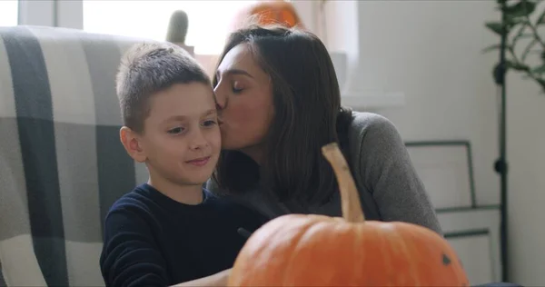 Mujer con hijo pintar calabaza para Halloween —  Fotos de Stock