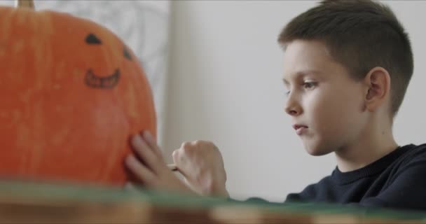 Kid rysunek halloween dekoracji wakacyjnej na punpkin — Wideo stockowe