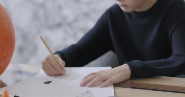 Rysunek dziecka ołówkami podczas kwarantanny w domu — Wideo stockowe