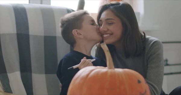 Donna con figlio dipingere zucca per Halloween — Foto Stock