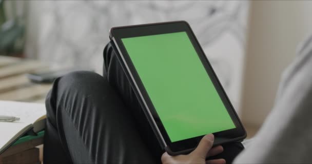 Frau hält Tablet-Computer mit grünem Bildschirm — Stockvideo