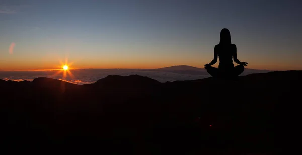 Yoga Praktizierende Während Der Meditation Bei Sonnenuntergang Den Bergen — Stockfoto