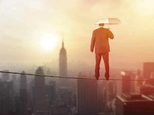 Equilíbrio Vida Profissional Conceito Emprego Homem Negócios Equilibrando Corda Alta — Fotografia de Stock