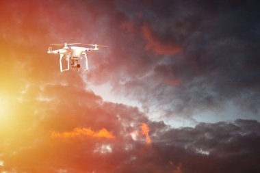 Yenilik kavramı. Günbatımı üzerinde uçan uçak silueti. Ağır dron batımında çekim Kaldır.