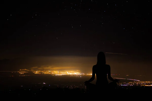 Yoga Praktizierende Während Der Meditation Bei Sonnenuntergang Den Bergen — Stockfoto