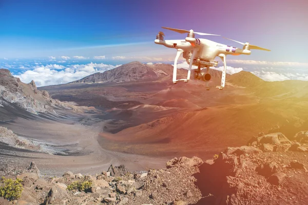 Concepto Innovación Silueta Dron Volando Atardecer Drone Levantamiento Pesado Fotografiando —  Fotos de Stock