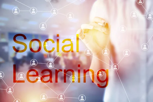 Sociaal Leren Concept Met Zakenvrouw Aanraken Van Sociaal Netwerkdiagram — Stockfoto