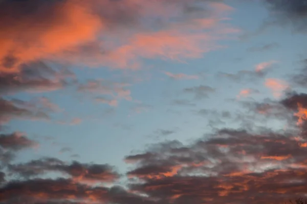 夕方には夕日に美しく 劇的な赤い雲空 — ストック写真