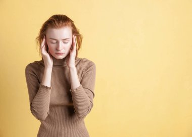 Bir kızda hastalıkla baş ağrısı