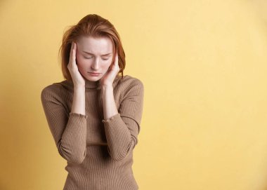 Bir kızda hastalıkla baş ağrısı