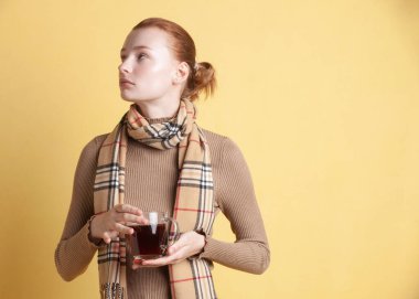 Bir fincan çayla bir kız. 