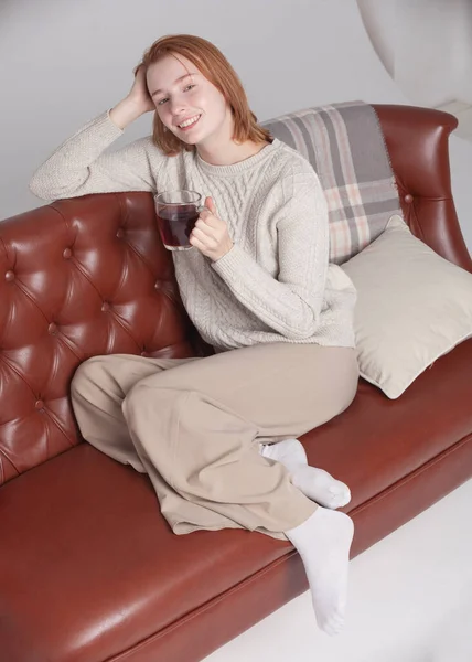 Bir fincan çayla bir kız. 