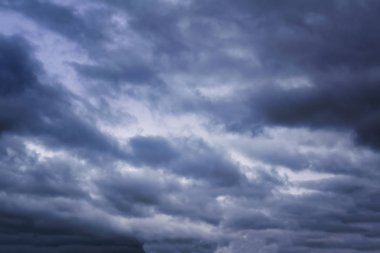 Akşam bulutlu gökyüzü. Bir gök gürültüsü fırtına öncesi karanlık gökyüzü arka plan