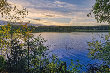 Göl kenarında ormandaki sonbahar manzara günbatımı