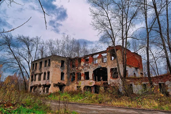 Velho Edifício Tijolo Abandonado Fundo Céu Outono — Fotografia de Stock