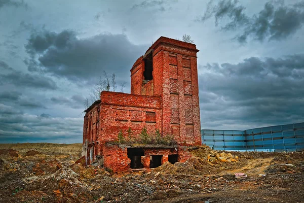 Velho Edifício Tijolo Abandonado Fundo Céu Outono — Fotografia de Stock