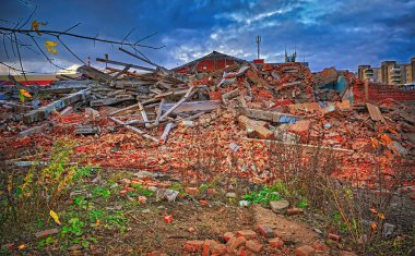 Şehre karşı dramatik bir sonbahar günbatımı gökyüzü zemin bir yıkılan bina kalıntıları